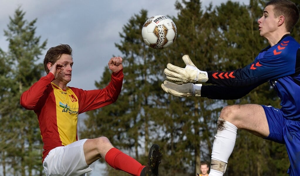 Veluwse Boys (rood-geel) won de uitwedstrijd bij EZC'84 met 3-0.