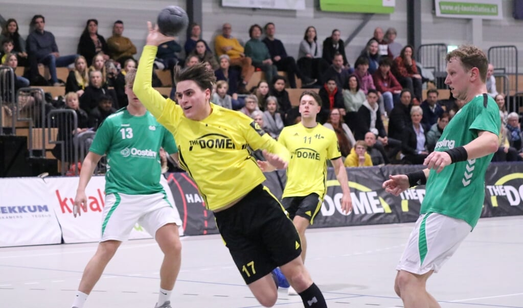 The Dome/Handbal Houten in actie tijdens een andere wedstrijd, tegen E&O