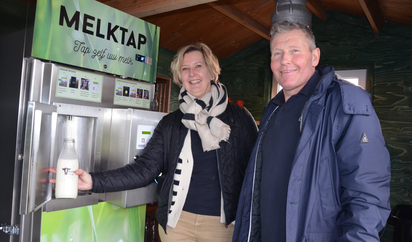 Carola en Peter van Rooijen bij de melktap