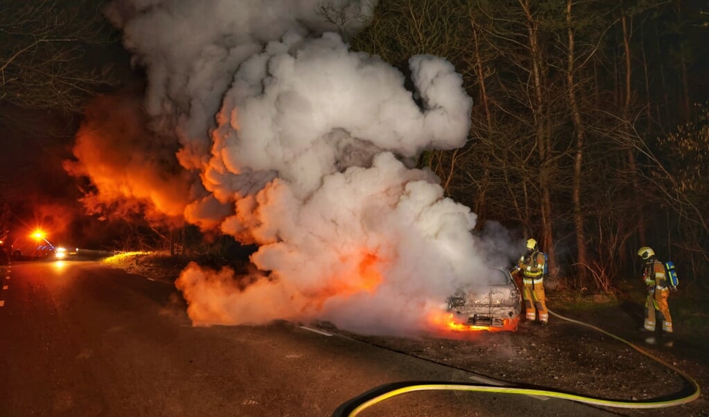 Zondagmorgen vroeg blust de de brandweer een auto op de Traayweg in Austerlitz. 