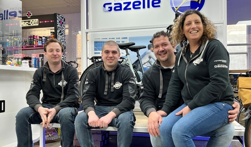 Het enthousiaste team van Bikes & Care Odijk met rechts Eli en Sandra Ronkes.