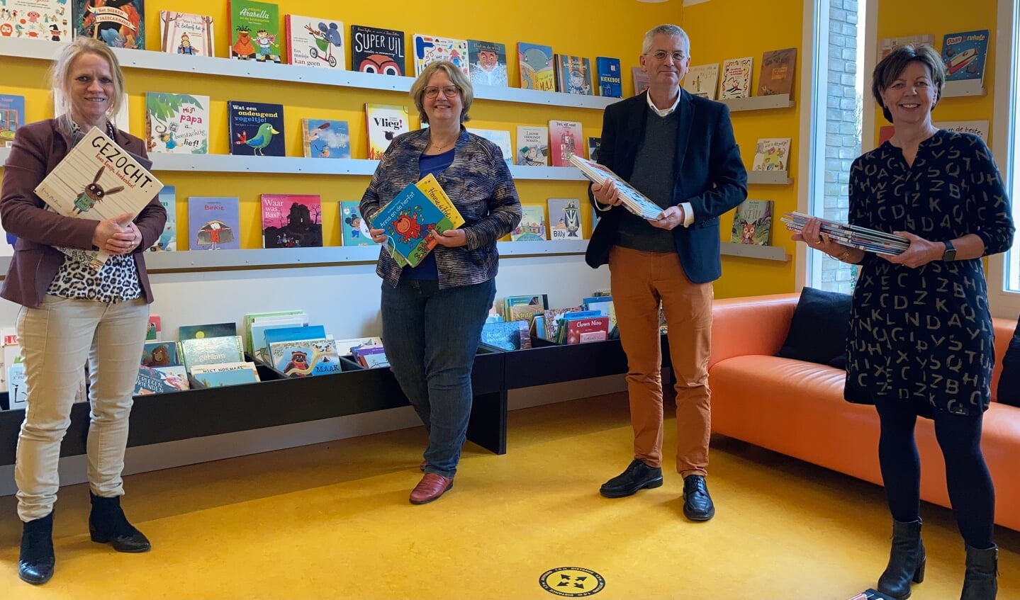 Op de foto vlnr Ineke Kreulen (beleidsmedewerker onderwijs), Wethouder Hennie van Dijk, Alfred Haaksma (bibliotheek), Marjon de Kruijff (bibliotheek)