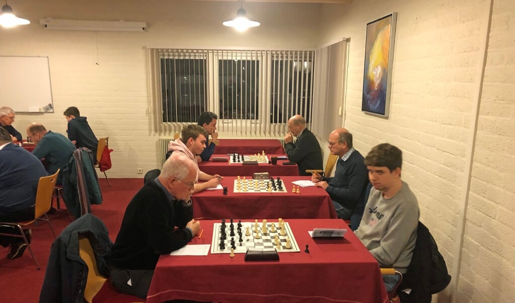 Hans de Groot, derde van rechts achterin, de schaker met progressie.