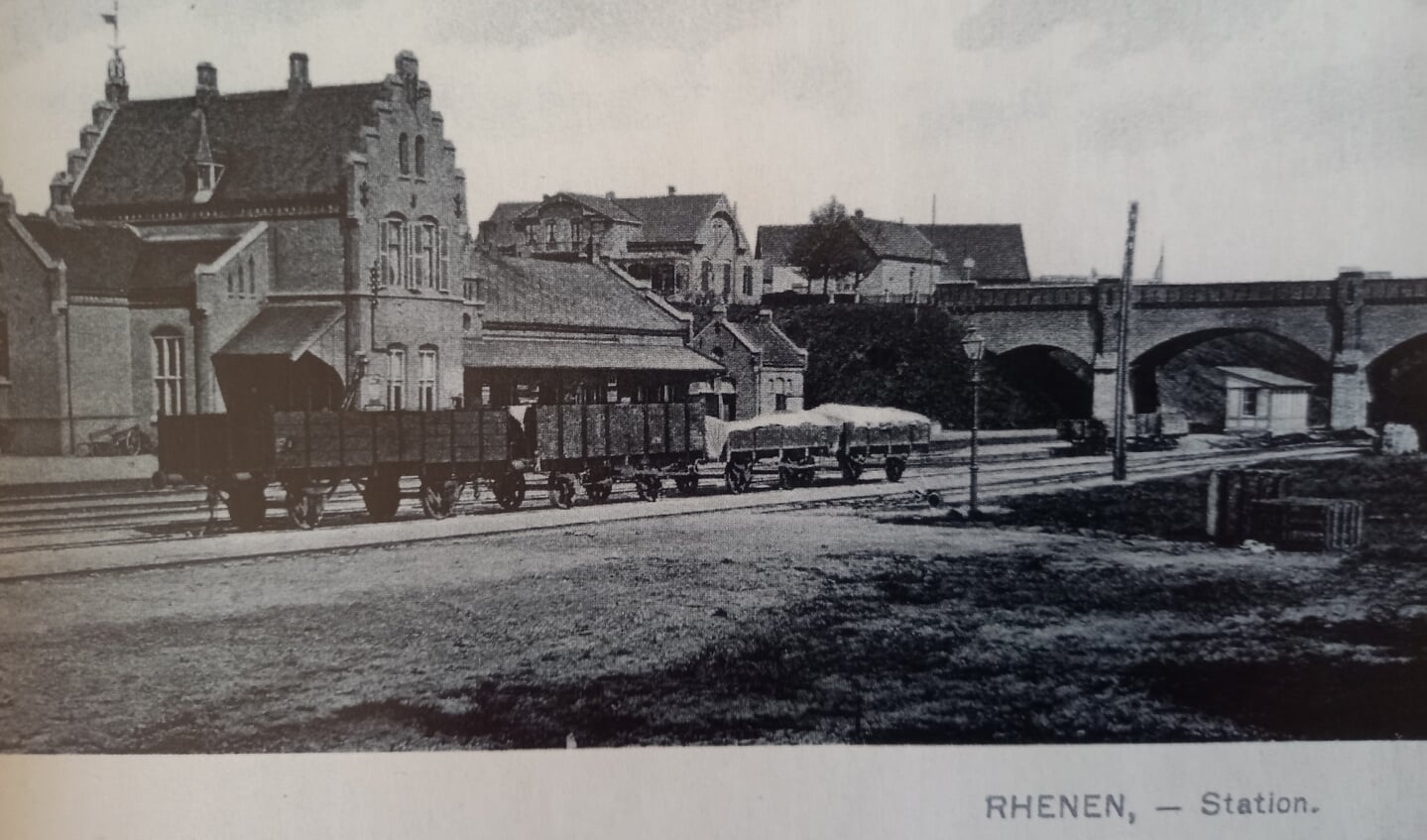 Het oude station van Rhenen is nu voor het eerst in Anker-steentjes gemaakt.