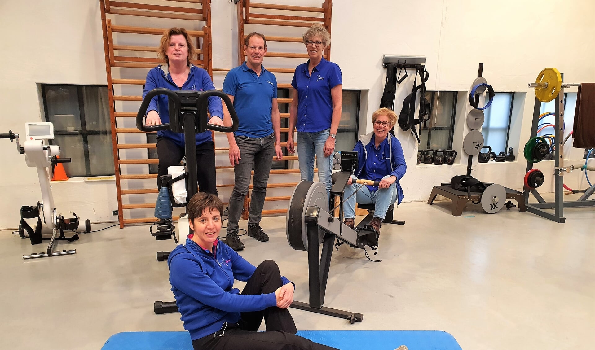 'Het Waag-team': Margot de Valk, Eppo te Gussinklo, Inge Blom, Ellen van der Hoek (vlnr). Op de mat: Margreet Goldschmeding.