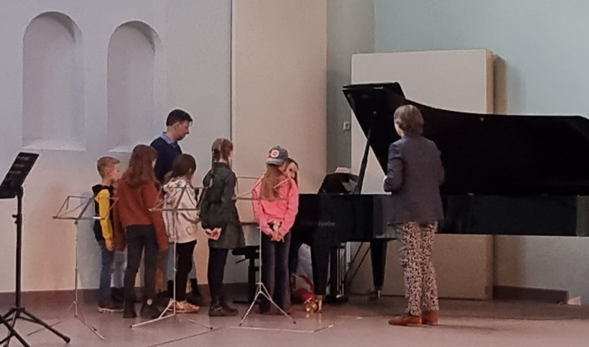 Kinderen krijgen een muzikale rondleiding in de Edesche Concertzaal.