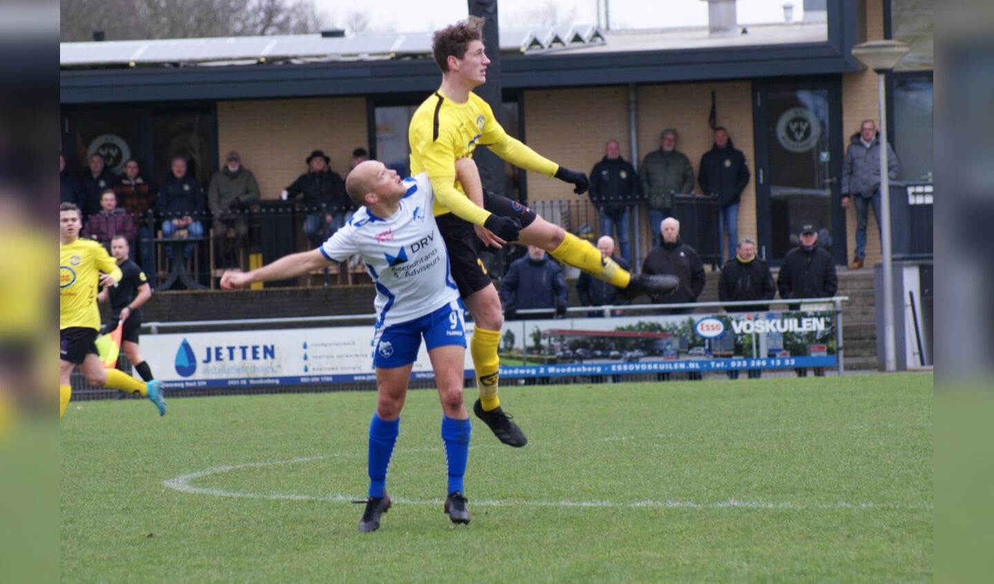 Dennis Verhoef in duel met robuuste Woudenberg verdediger.