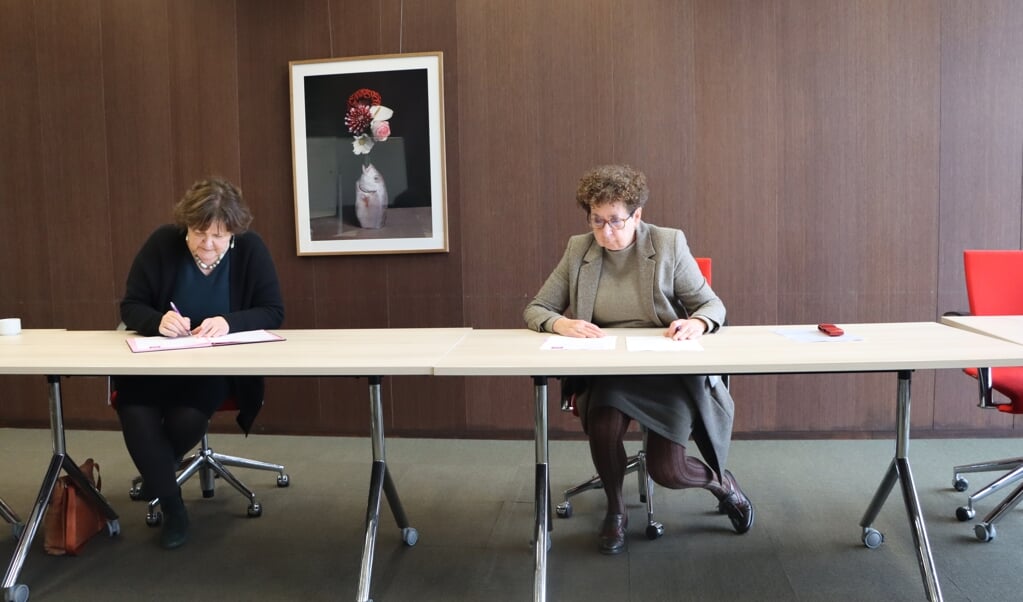 Nicolette Rigter, directeur Publieke Gezondheid van GGD regio Utrecht (rechts) en Rosa Jansen, bestuursvoorzitter van Slachtofferhulp Nederland   ondertekenden een samenwerkingsconvenant.