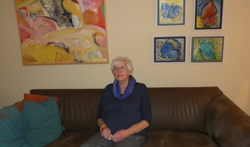 Cox Koppenol met enkele van haar kleurrijke werken.