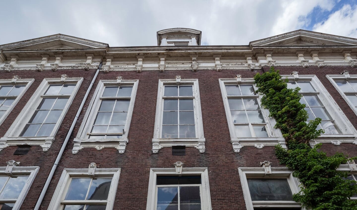 De eerste van de nieuwe reeks steentjes worden gelegd voor het voormalige huis van de familie Zilversmit in de Lange Wijngaardstraat 14, het monumentale Joods Gemeenschapshuis.