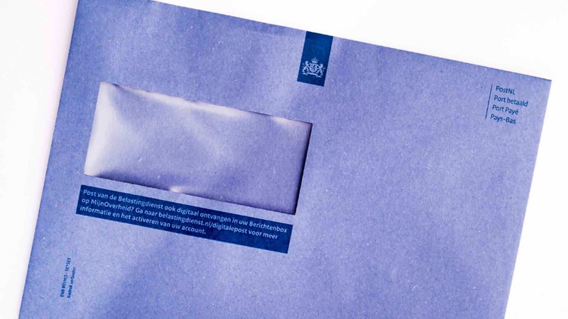 De bekende blauwe envelop.