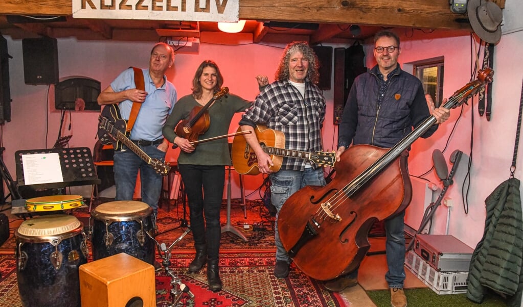 Kees Poulus, Meike Simon, Koos Oldhoff en Marc Gnodde repeteren standaard op hun plek in Westbroek.