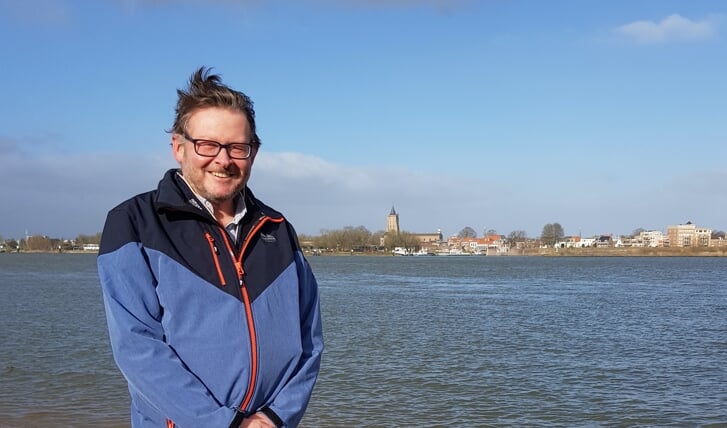 Lijsttrekker Hans van Mourik met op de achtergrond de stad Gorinchem