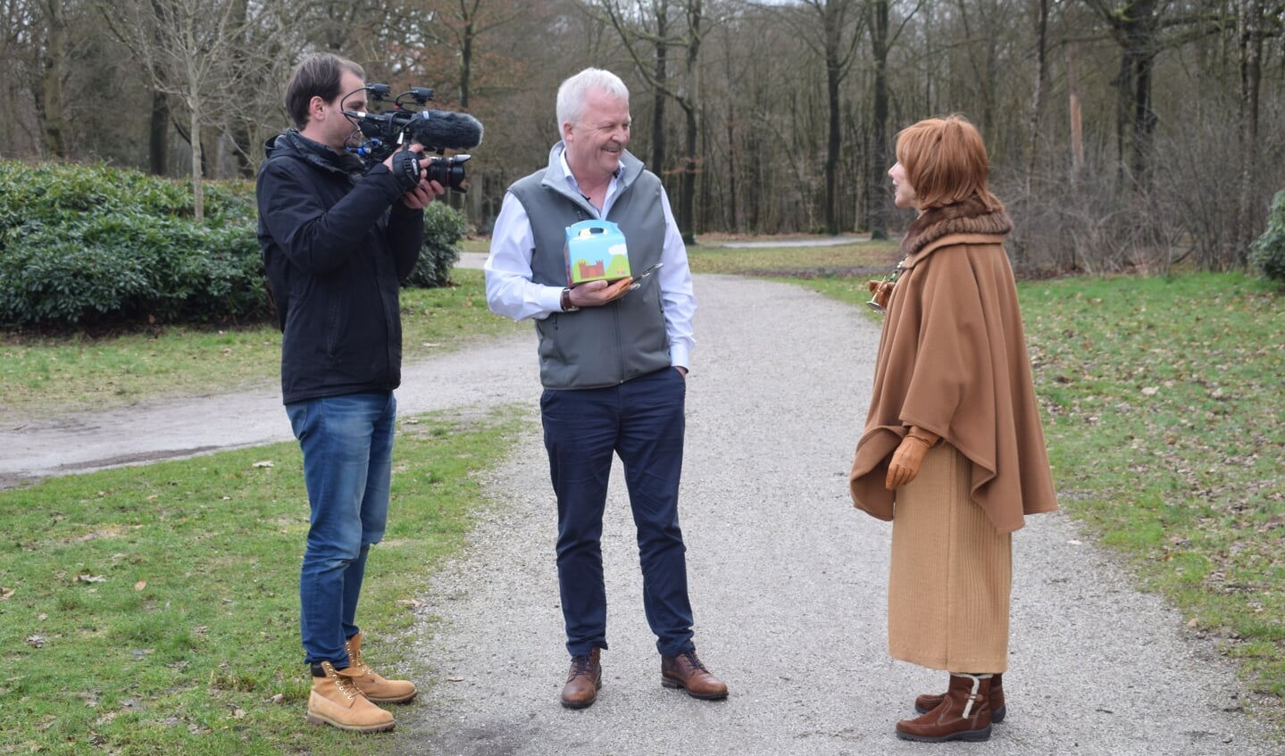 Cameraman Peter Tijssen legt het gesprek van Marijke Helwegen met Ruud Bouwman vast.
