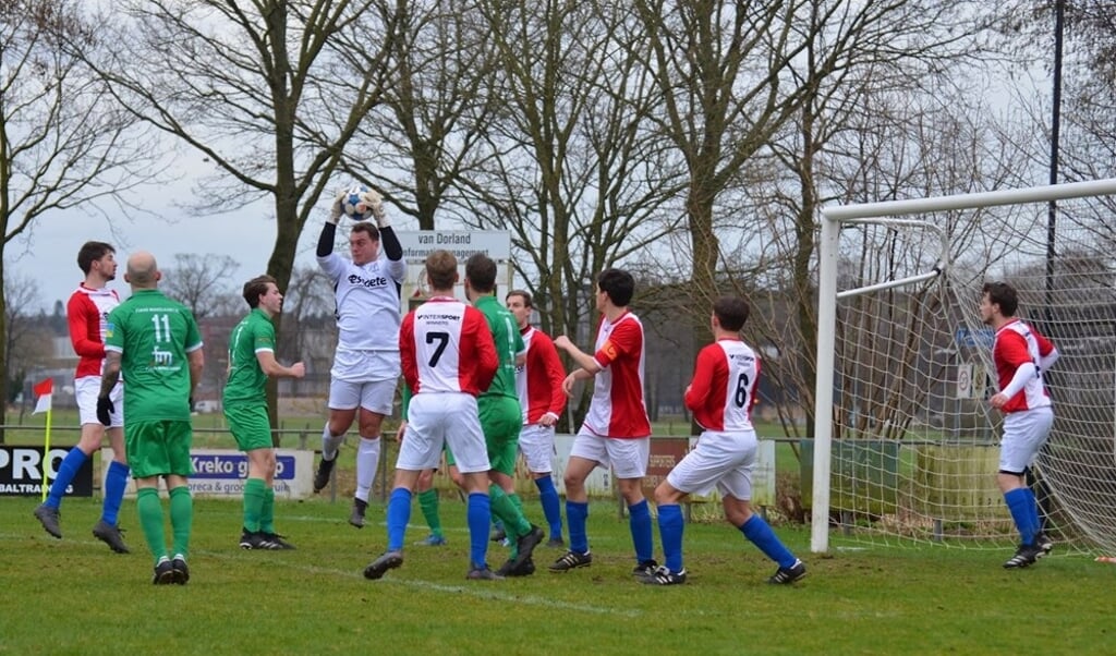 ONA'53-doelman Tom Reugebrink heerst ook in 'zijn' strafschopgebied. Mede dankzij zijn prima keeperswerk, bleef het tegen Zeewolde 0-0.