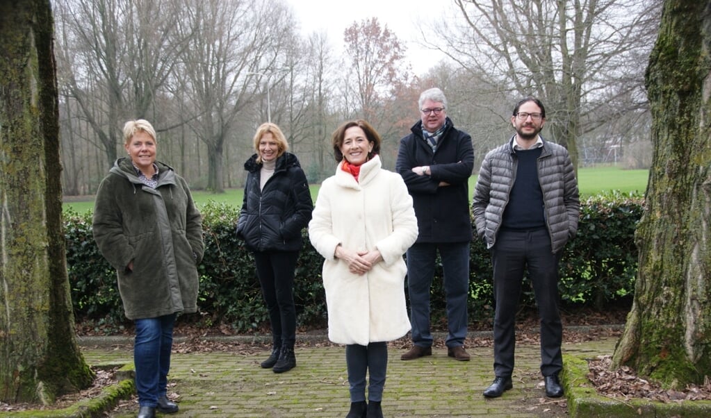 Jacqueline Höcker met vier andere kandidaten van Goed voor Amstelveen. 