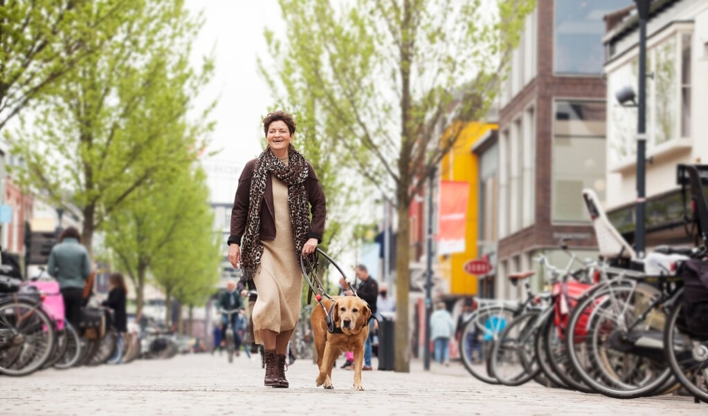 Je kunt Gea Weersma (51) en haar geleidehond Jayle overal in Veenendaal tegenkomen.