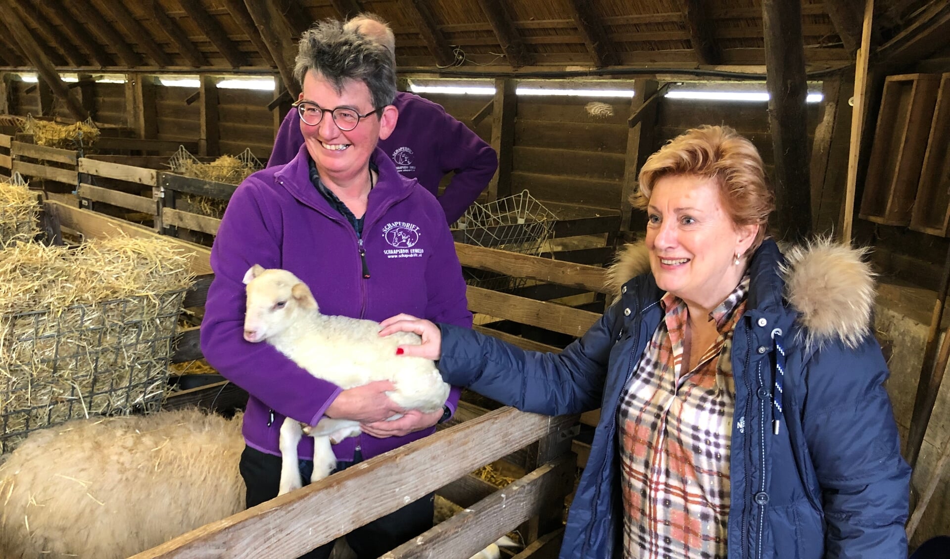 Burgemeester Dorine Burmanje (rechts) adopteert een lammetje van de herderin eerder dit jaar.