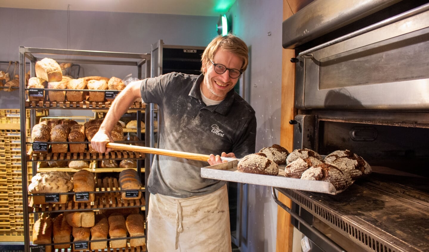 Dat hebben we meer gezien: bakker Albert die met een brede lach zijn bijzondere desembroden uit de oven haalt. 