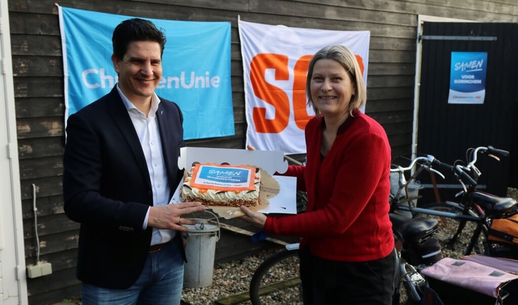 Marjo Molengraaf en Maarten de Pagter sneden samen de taart aan