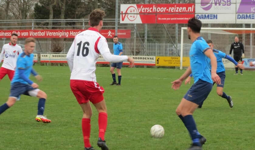 Pieter Kroon (16) in duel met DFC