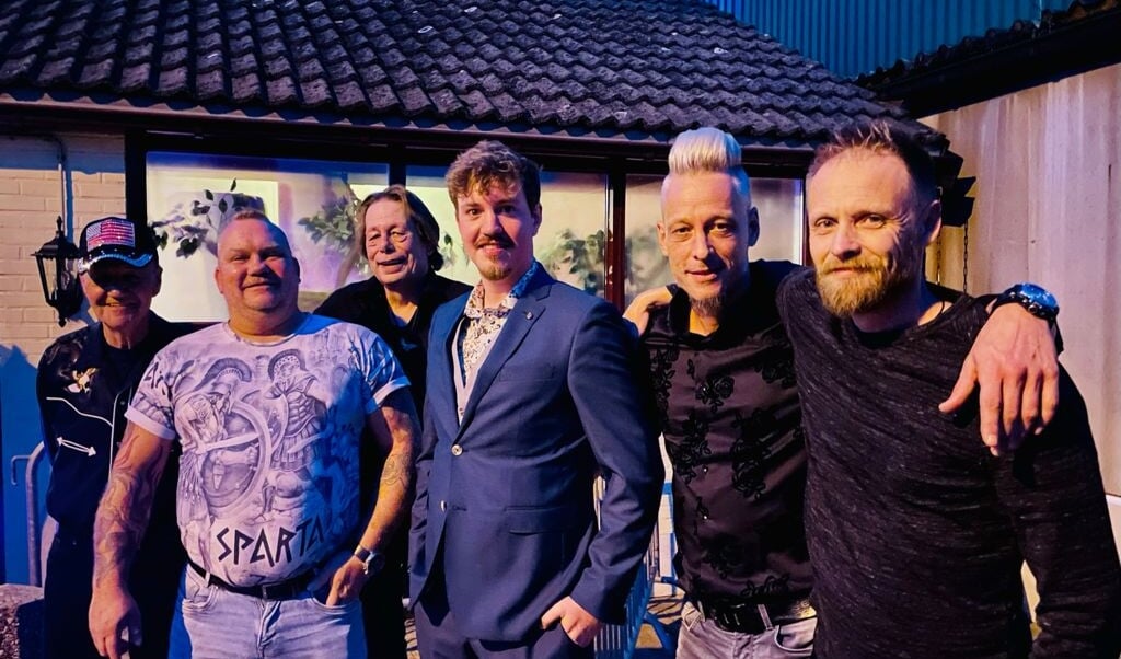 Van links naar rechts: Henk Edener, Mark van den Berg, Arie Sterkenburg, Mark de Niet, Marco van Doesburg en Maikel BargermansFoto 2: Elke woensdagavond wordt er gerepeteerd.