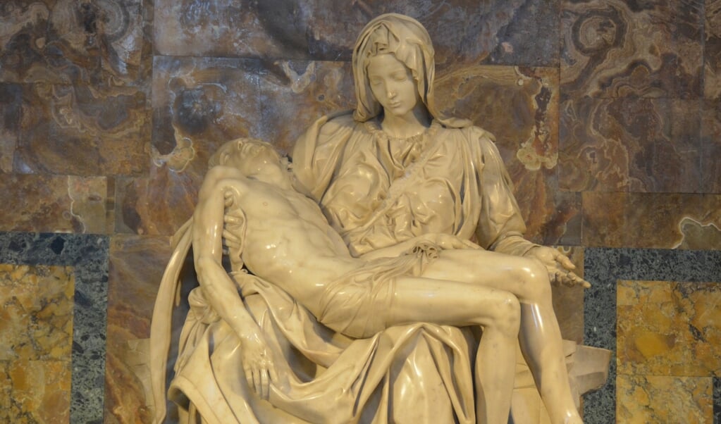 De beroemdste piëta is het beeldhouwwerk van Michelangelo dat in de St. Pieter in Rome staat. 