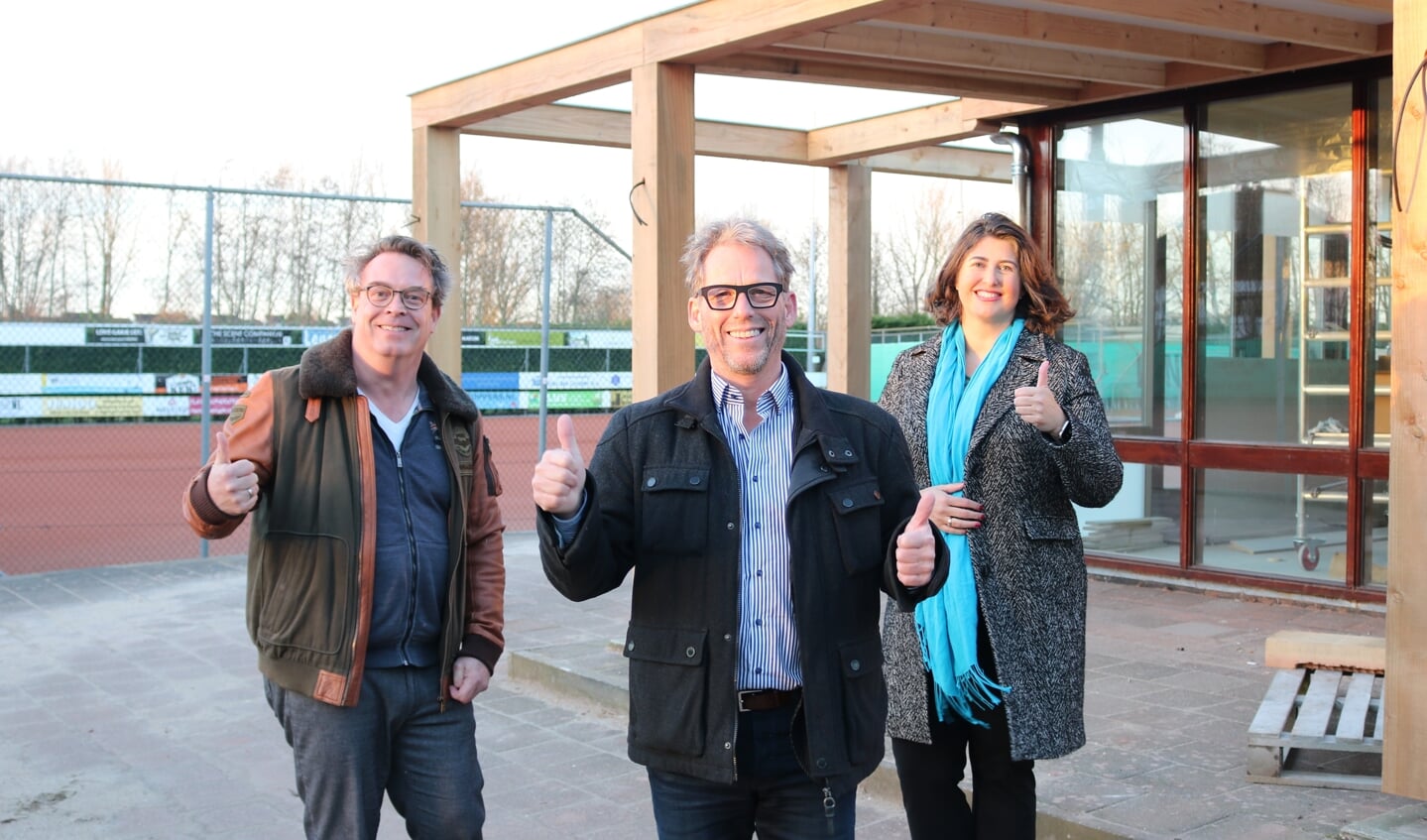 v.l.n.r. vice voorzitter Car Gribnau, voorzitter Jos Bramer en wethouder
Barbara de Reijke op het tennispark.
