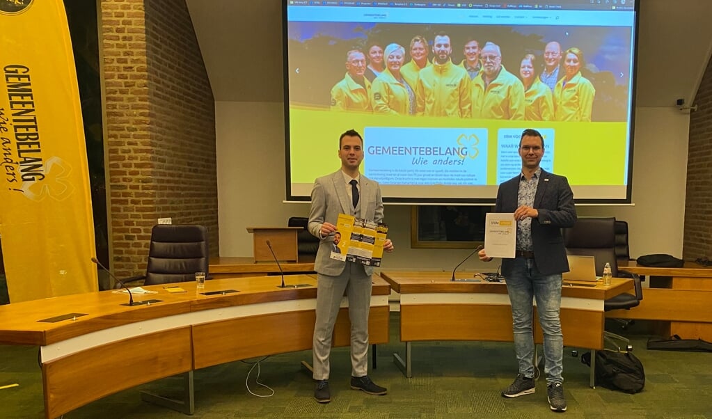 Mark van de Bunte (l.) met de verkiezingsflyer en Danny Vis met het visiedocument.