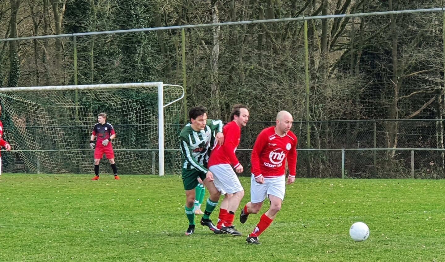 WVV Wageningen-verdediger Okko Kruyssen (links)  in fel gevecht met twee Dodewaard-aanvallers.