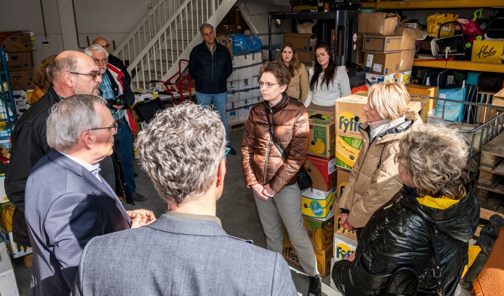 Burgemeester Jan Luteijn en wethouder Hans van Daalen gingen donderdag in gesprek met vrijwilligers van 'Barneveld helpt Oekraïne' en met vluchtelingen uit Marioepol. 