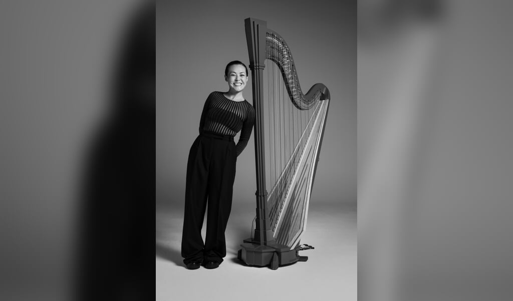 Volgens harpiste Lavinia Meijer zorgt muziek voor verbinding en geeft het kracht en hoop voor vrede.