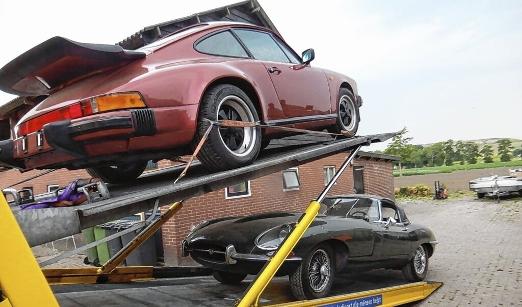 Archieffoto van twee gestolen oldtimers bij een loods in Kootwijkerbroek in juni 2017.