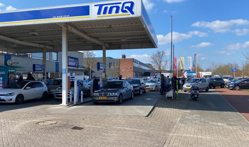 Autobezitters uit Veenendaal en omgeving zijn massaal naar het tankstation gereden. 