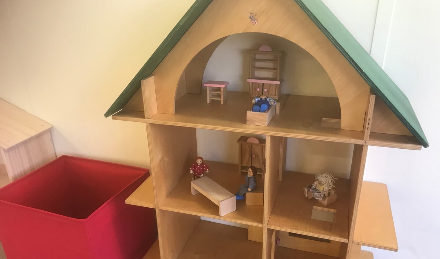 Het poppenhuis in de kinderkamer van de noodopvang voor asielzoekers in Gorinchem