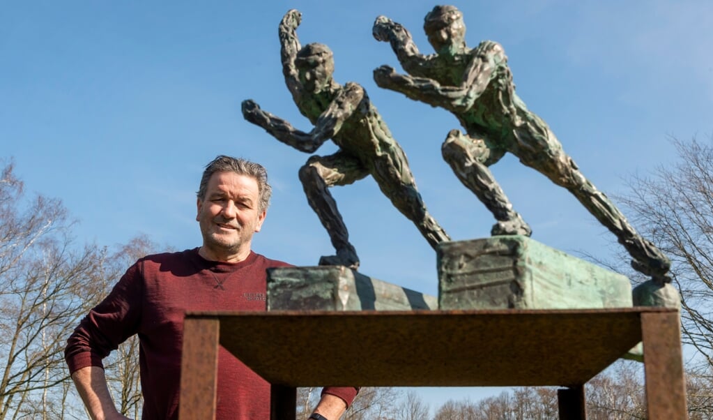 Gerrit van Emous met de beelden in brons: de oeuvreprijzen voor Sven Kramer en Ireen Wüst.
© Ruben Schipper Fotografie