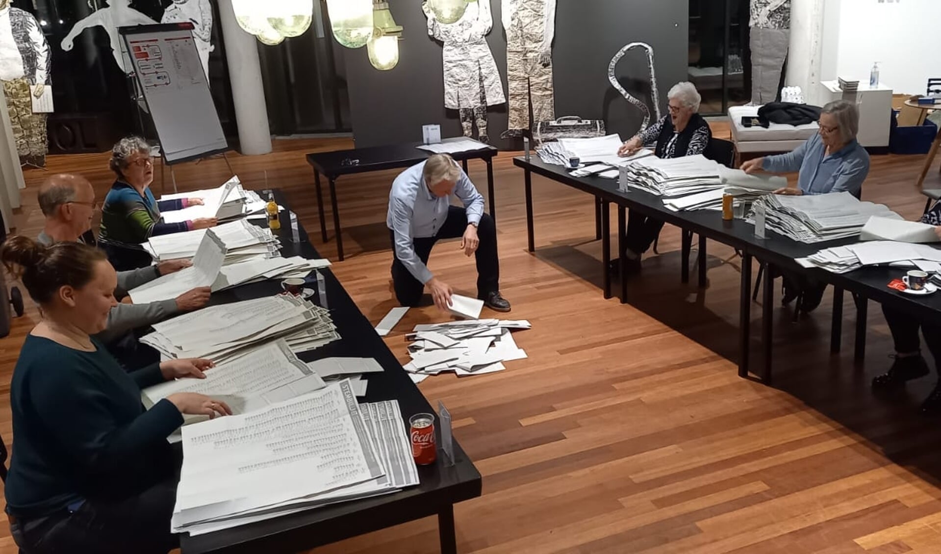 In Cultura in Ede worden de stemmen van de gemeenteraadsverkiezingen 2022 geteld.