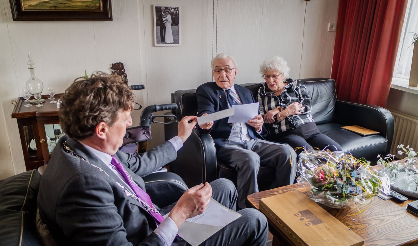 Jaap en Marijke Roskam kregen burgemeester Verhulst op bezoek ter ere van hun 70-jarig huwelijksfeest 
