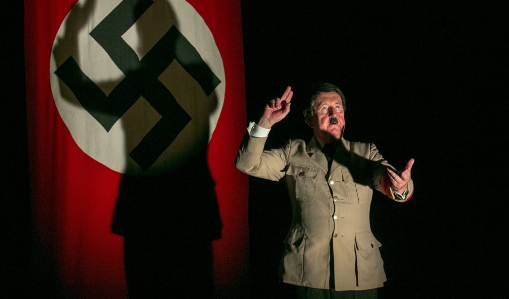 Pip Utton in zijn voorstelling Adolf