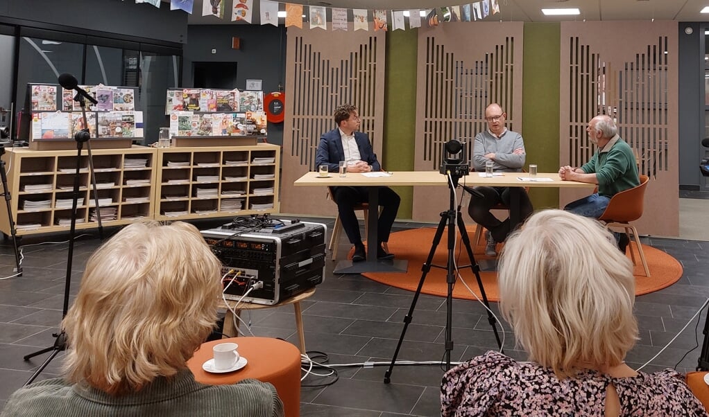 Advocaat Wim Vahl (midden) in gesprek over armoede met Maarten Schipper (links) en Aat Barendregt.