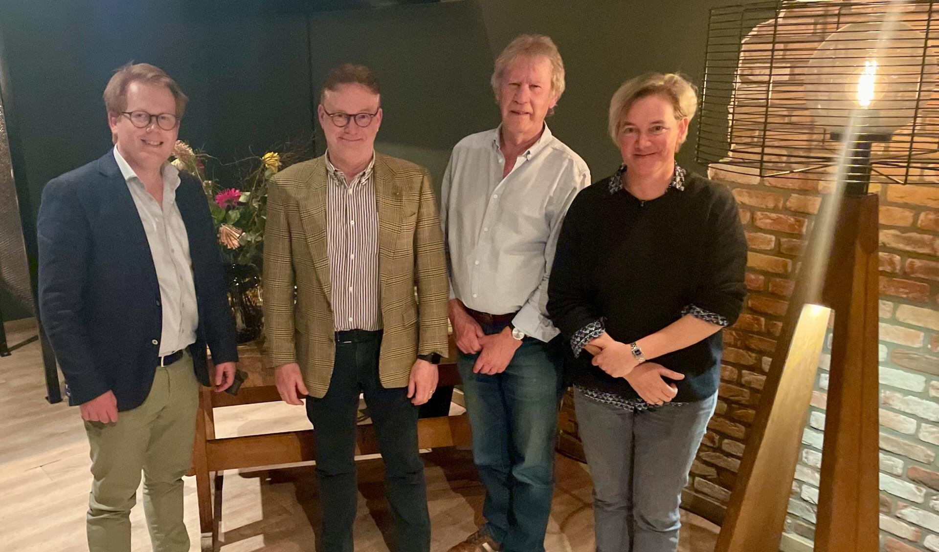Op de foto v.l.n.r. Steven Donselaar, Ernst Harrijvan, René van Holsteijn en Alice van Schuppen namens de Veenendaalse Rotaryclubs. 