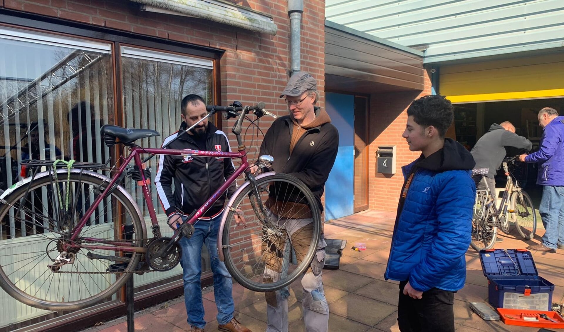 Karel Hebly, een van de fietsreparateurs, in actie bij het Repair Café