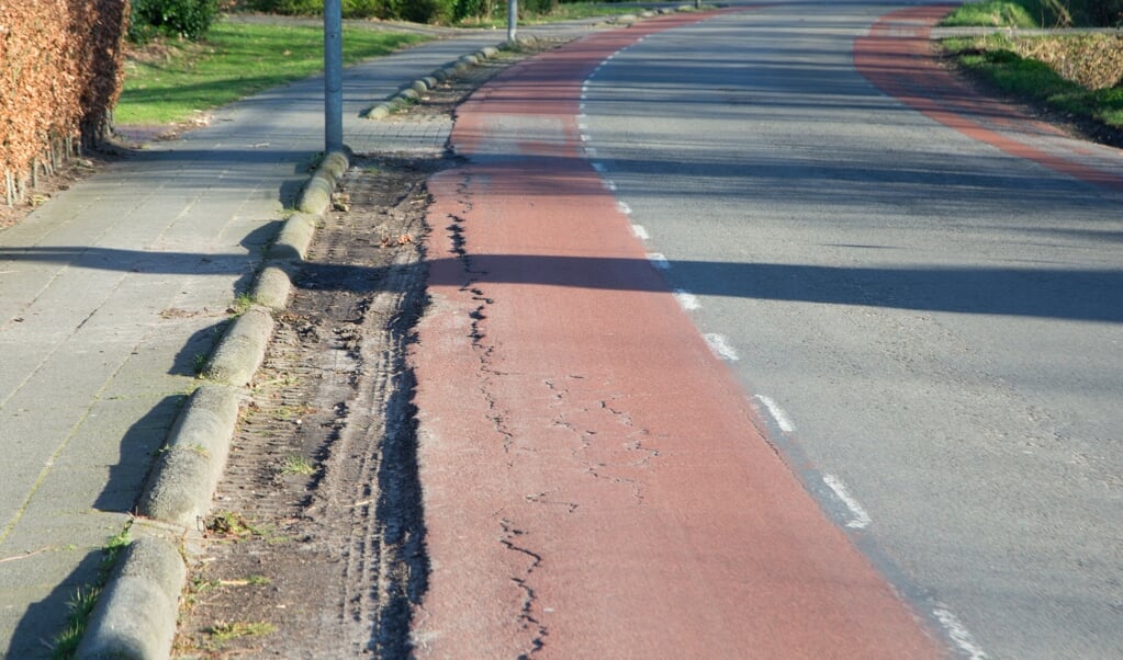 Het asfalt van de Postweg in De Glind is erg slecht.