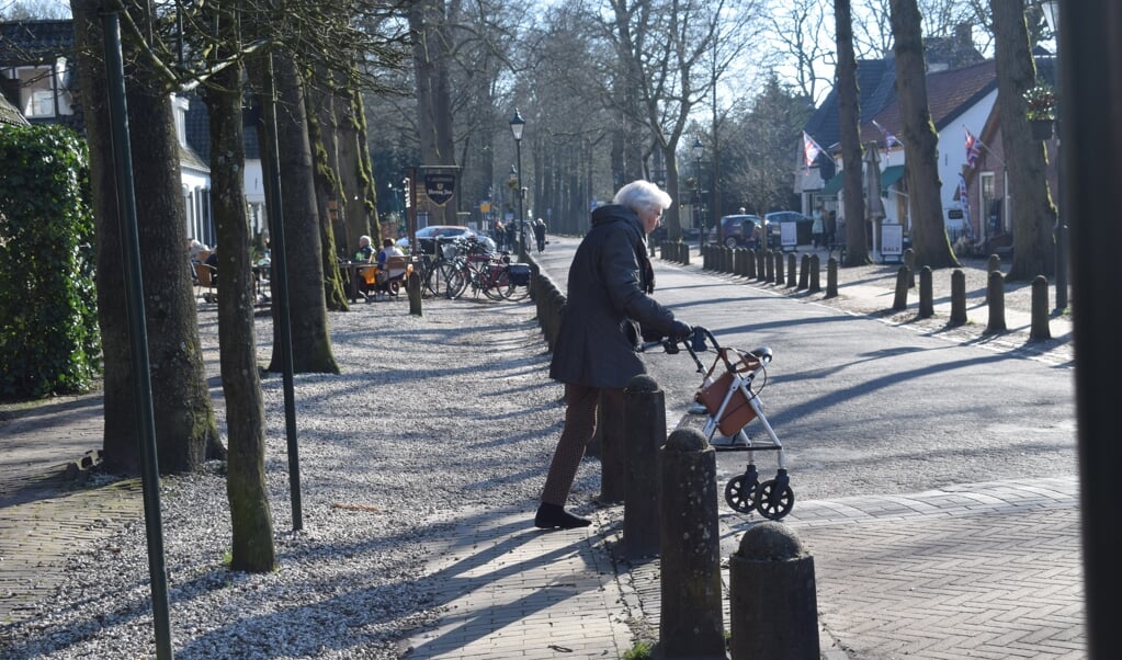 Voor rollators is het lastig de hele Dorpsstraat langs te lopen. 