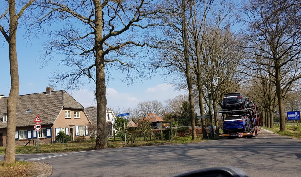 Een vrachtwagenchauffeur heeft zojuist geconstateerd dat de Hamersveldseweg is afgesloten voor vrachtverkeer.