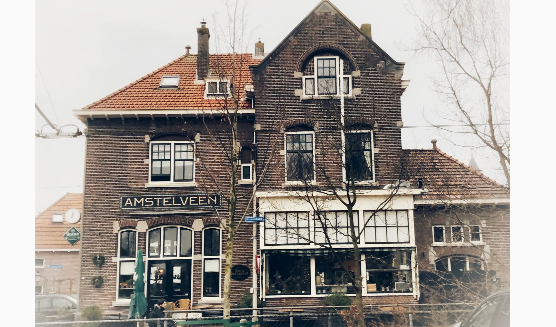 Voormalig spoorwegstation Amstelveen met stationswachterswoning en vrijstaand privaatgebouw met werkplaats.