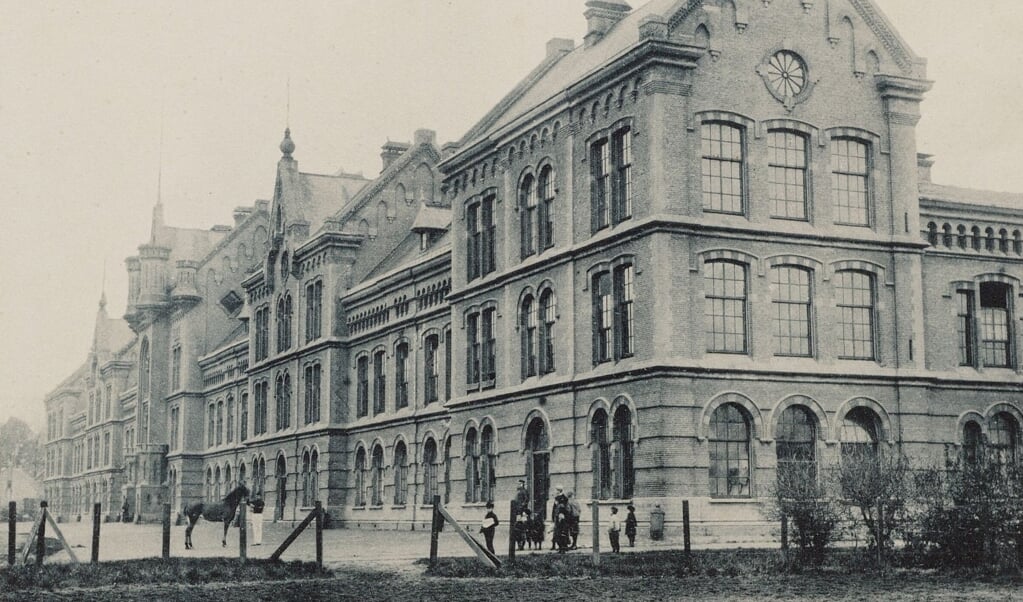 Het hoofdgebouw van de Willem III kazerne werd opgeleverd in 1883 en was bestemd voor de Bereden Wapens. 