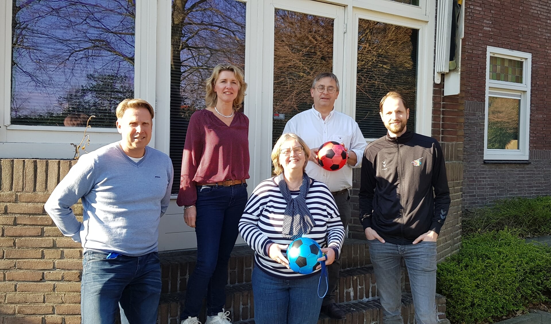 Steven van Griethuijsen, Anja van Altena, de twee wethouders en Jeroen de Zwaan (v.l.n.r.) zijn trots op het project 'Sport voor iedereen'