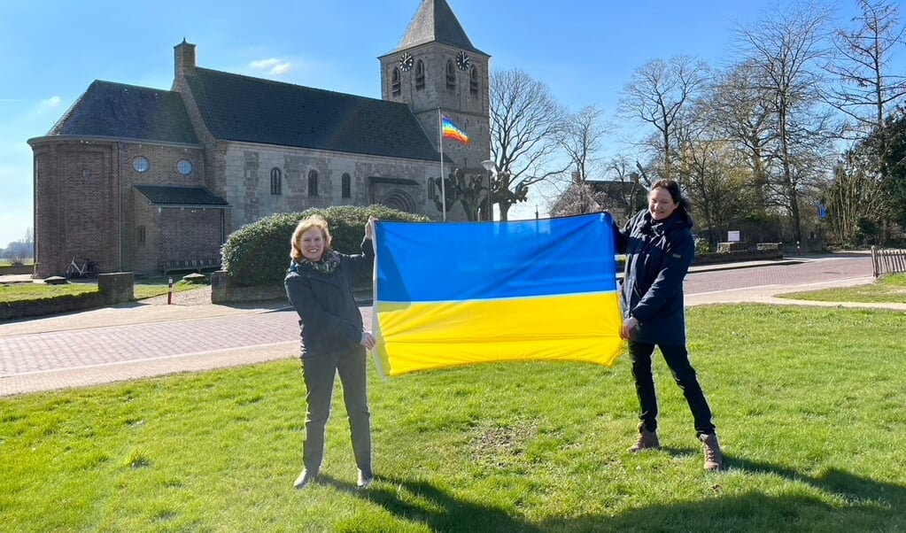 vredesvlag en Oekraïne vlag bij Oude Kerk