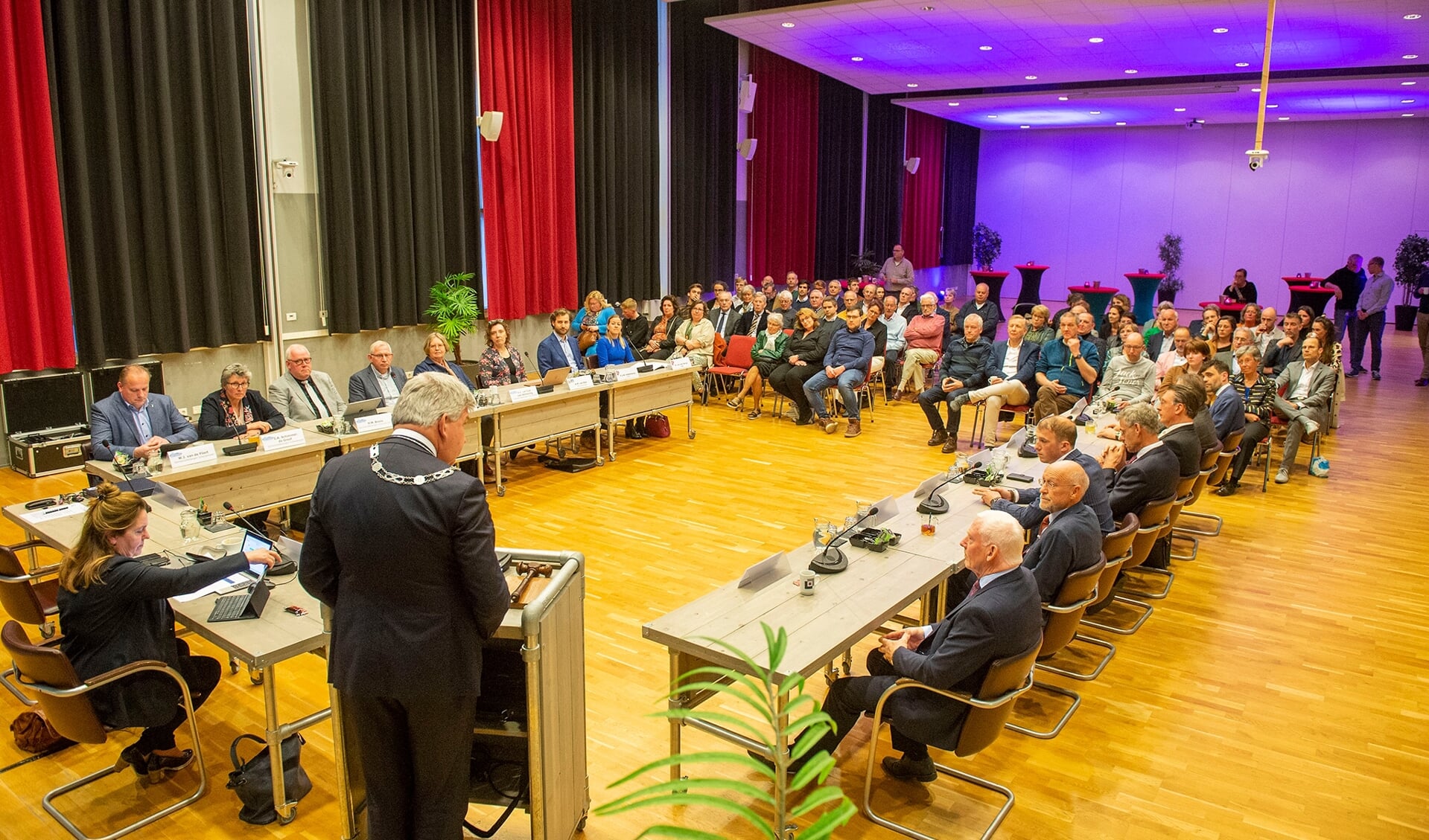 Burgemeester Wimar Jaeger spreekt de nieuwe gemeenteraad toe.